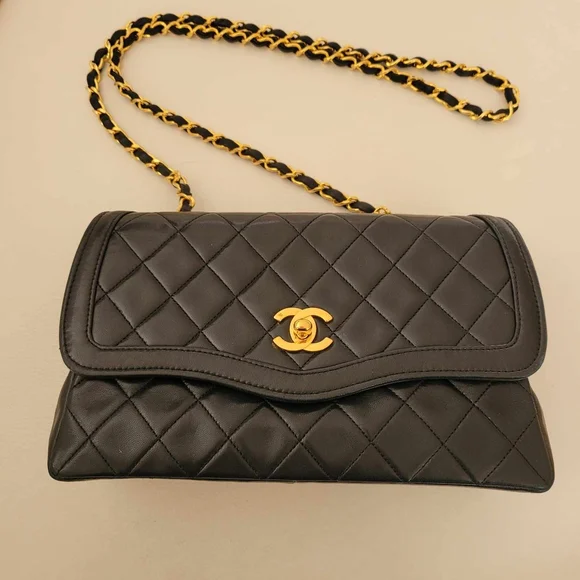 Chanel Black Quilted Leather Shoulder Bag - Picture 4 of 15